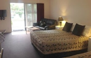 Studio, bồn tắm thủy lực | Phòng cách âm, bàn ủi/dụng cụ ủi quần áo 