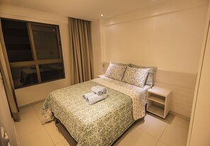 Leilighet – comfort, 2 soverom, balkong, byutsikt | 1 soverom, individuelt dekorert, individuelt innredet og skrivebord