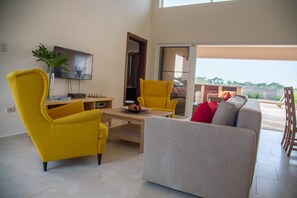 Villa | Zona de estar | Una televisión de pantalla plana, un reproductor de DVD