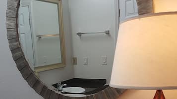 Deluxe Room, 1 Queen Bed | Living area