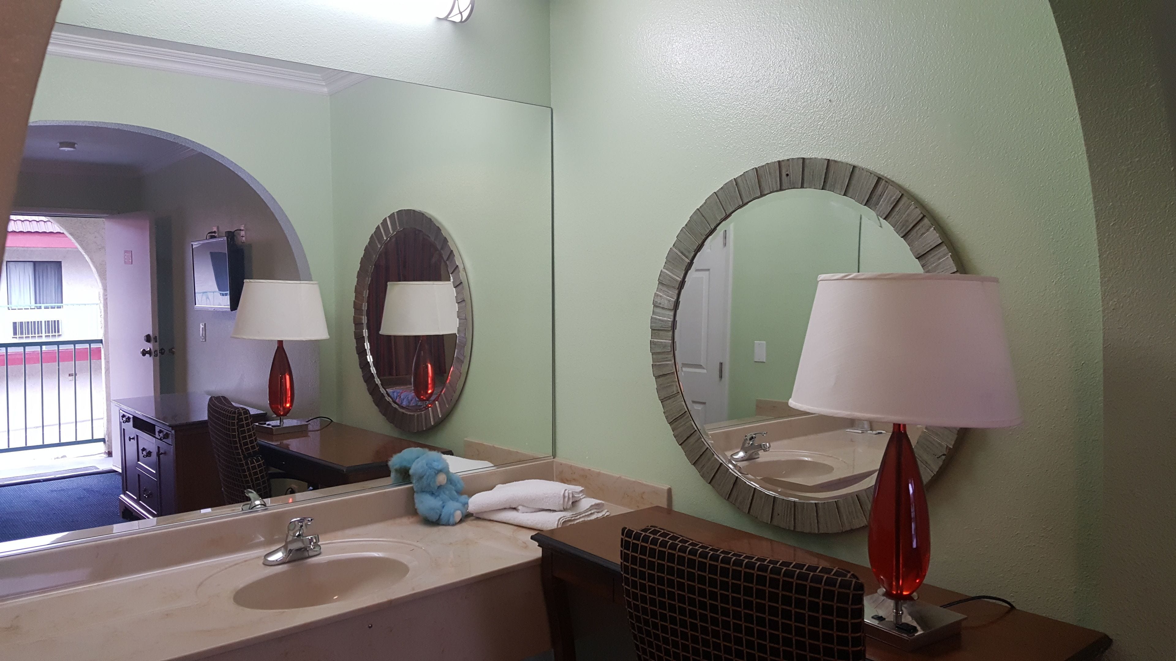 Deluxe Room, 1 Queen Bed | Bathroom sink