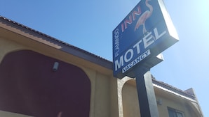 Segnaletica di motel con un fenicottero e la scritta 'VACANCY'.