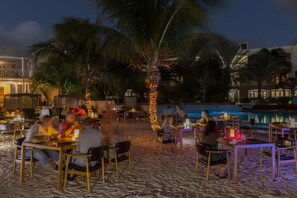 2 개의 레스토랑, 점심 식사 제공