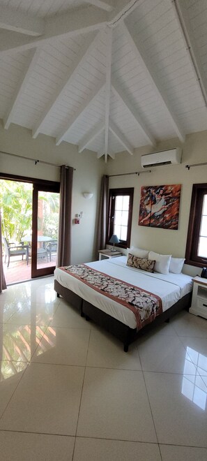 Deluxe Room, Garden View  | Caja de seguridad en la habitación y escritorio 