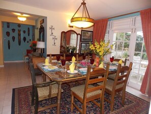 Room, 5 Bedrooms | In-room dining