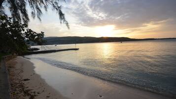 Di pantai dan pasir putih