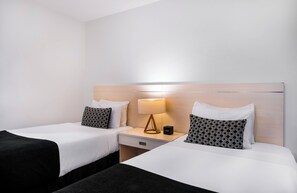 Deluxe tweepersoonskamer, meerdere bedden | Select Comfort-bedden, een kluis op de kamer, een bureau