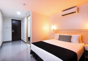 Habitación Deluxe doble, 1 cama de matrimonio | Colchones Select Comfort, caja fuerte, escritorio y cortinas opacas