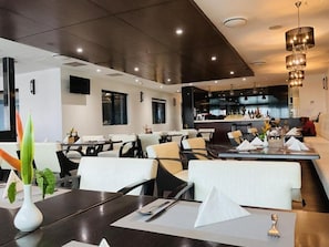 供应早餐、午餐和晚餐
