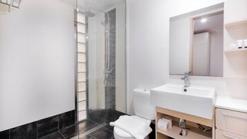 Shower, rainfall showerhead, free toiletries, hair dryer