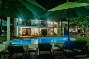 2 つの屋外プール