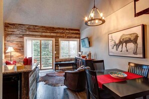 Interior - Wildwood - Luxury Ski In/Creekside Pet Friendly (Breckenridge)