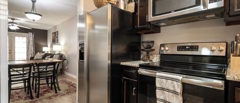 Réfrigérateur, micro-ondes, four, plaque de cuisson