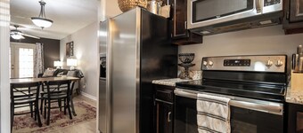 Less than 2 miles to Downtown and sleeps 6. 