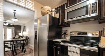 Less than 2 miles to Downtown and sleeps 6.