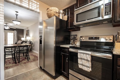 Less than 2 miles to Downtown and sleeps 6.