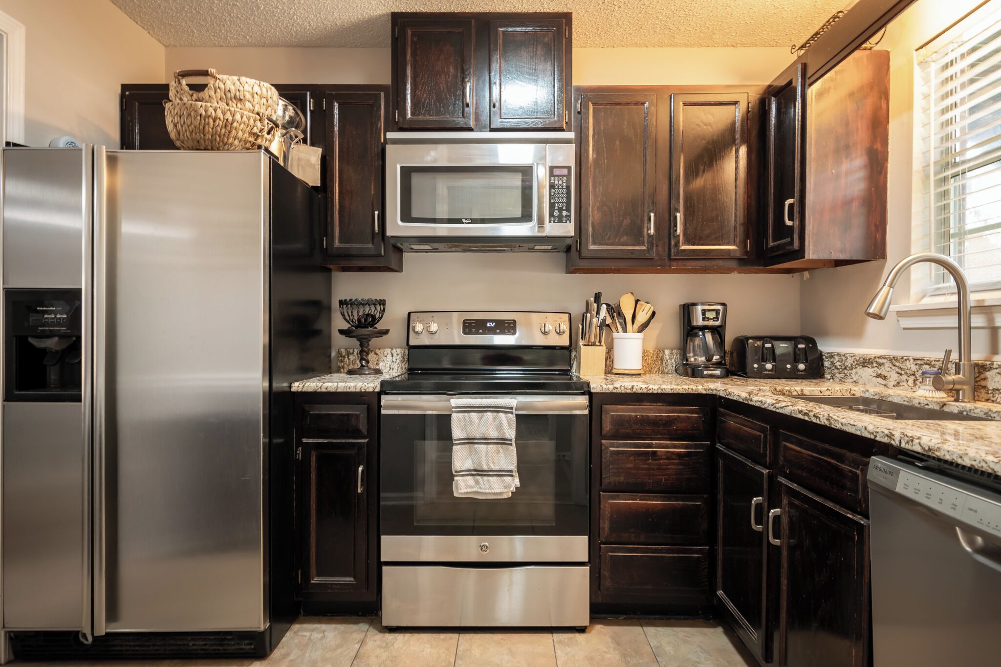 Réfrigérateur, micro-ondes, four, plaque de cuisson