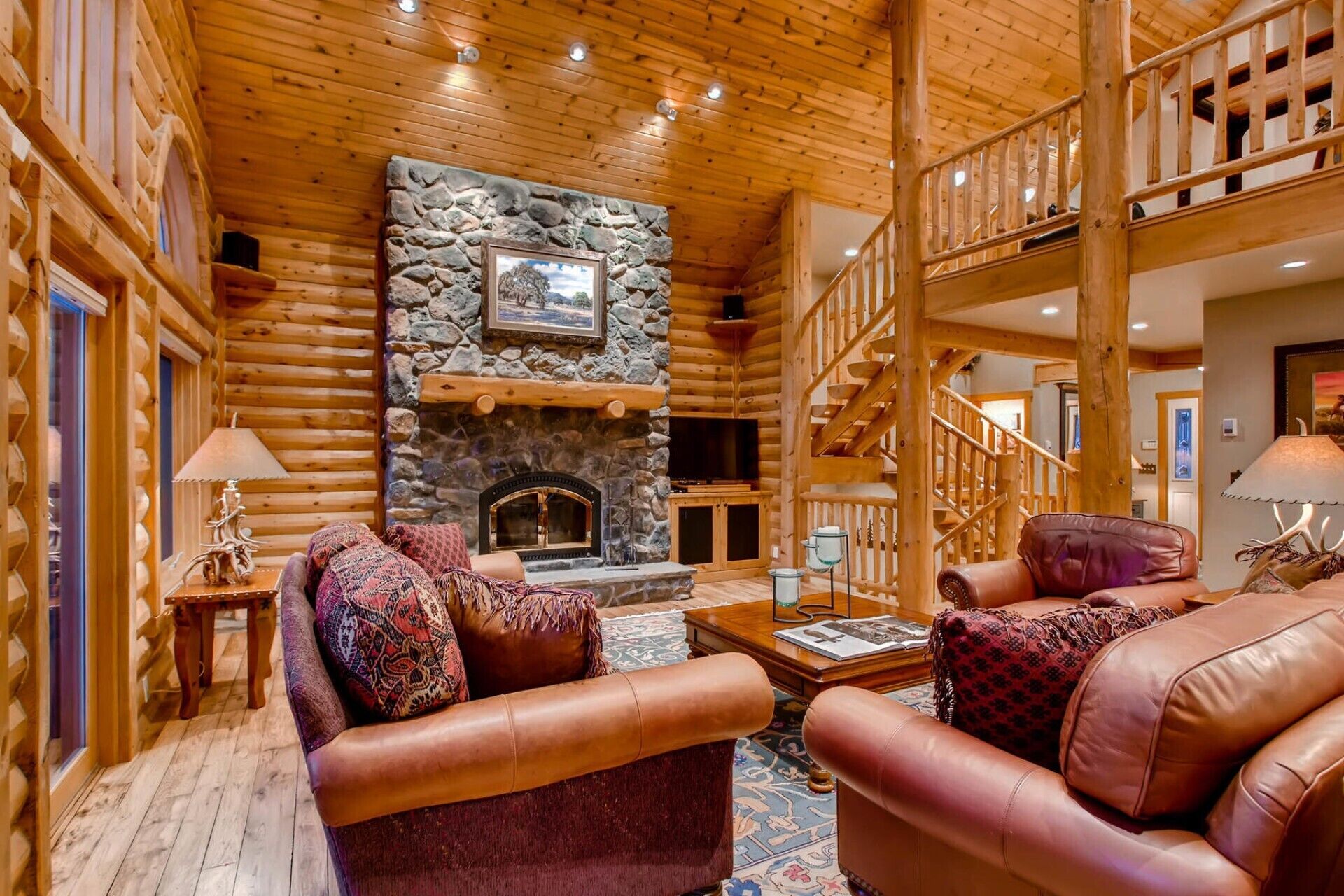 Pine Crest Lodge: Custom Log Home, Private Hot Tub, Bocce, Fire Pit