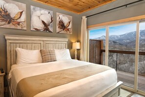 4 bedrooms, iron/ironing board, travel cot, free WiFi - GORGEOUS Luxury Cabin! Staggering VIEWS! Theater! Gaming! HUGE Decks! Fire Pits! (Gatlinburg)