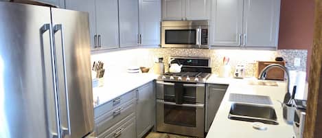 Réfrigérateur, four à micro-ondes, un four, surface de cuisson