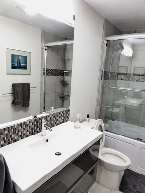 Combined shower/bathtub, eco-friendly toiletries, hair dryer, towels - Great Townhome, minutes from Winter Park Ski Area, and the Fraser Tubing Hill. (Fraser)