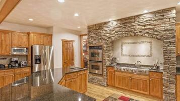 Full-sized fridge, microwave, oven, stovetop