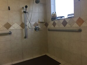 Een douche, een haardroger, handdoeken, zeep