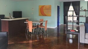 Un espacio habitable moderno con cocina, comedor y zona de estar.