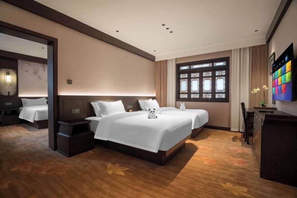Minibar, in-room safe, desk, iron/ironing board