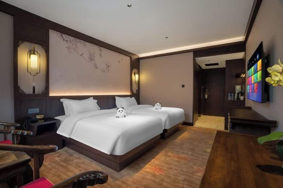 Minibar, in-room safe, desk, iron/ironing board