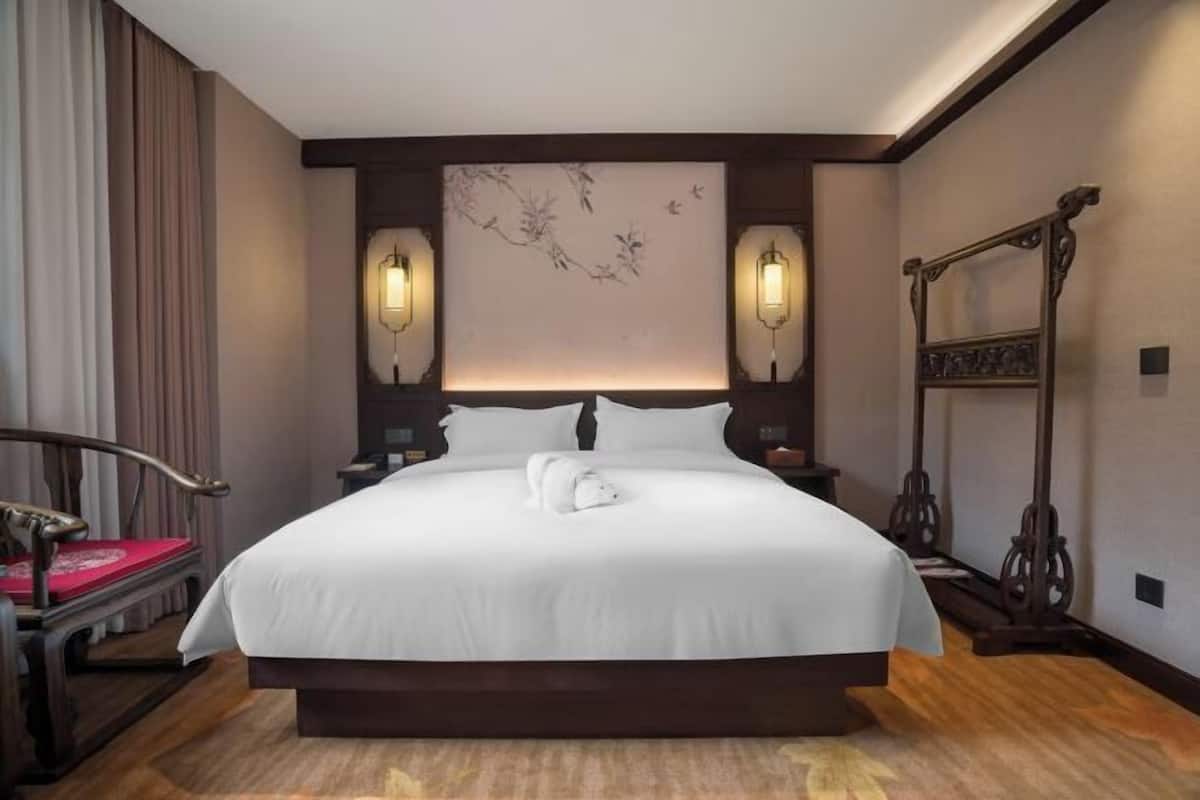 Minibar, una cassaforte in camera, una scrivania, ferro/asse da stiro