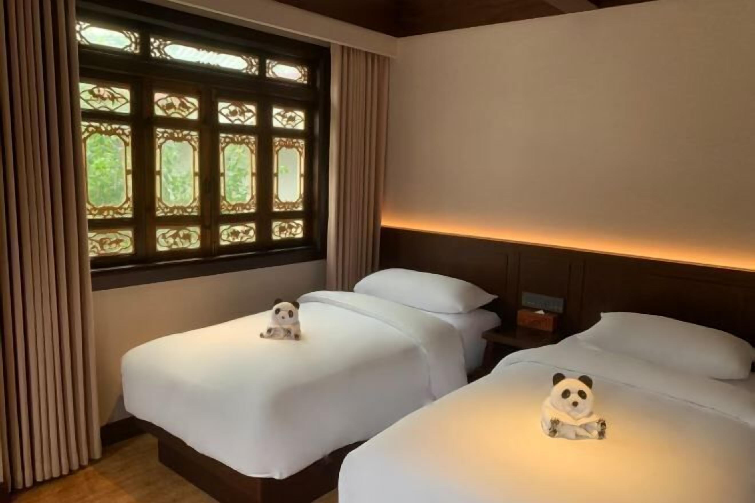 Minibar, in-room safe, desk, iron/ironing board