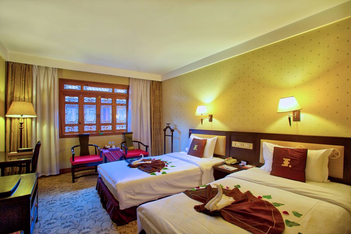 Deluxe Twin Room | Minibar, in-room safe, desk, iron/ironing board
