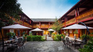 Courtyard - Lijiang Wangfu Hotel (Lijiang)