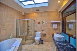Premier Room | Bathroom | Combined shower/bathtub, free toiletries, hair dryer, bathrobes