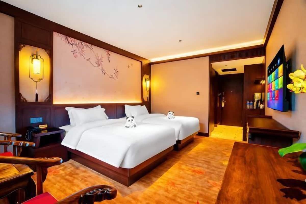 Minibar, in-room safe, desk, iron/ironing board