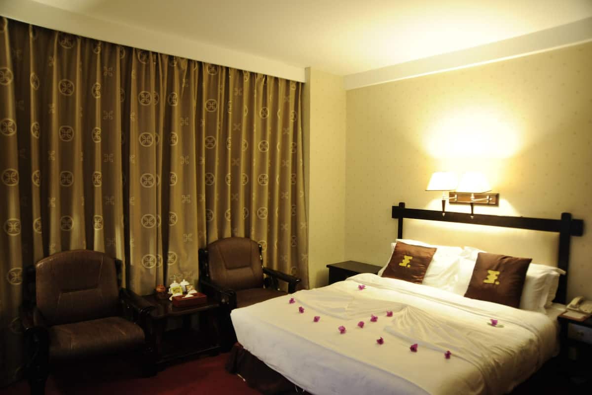 Deluxe Double Room | Minibar, in-room safe, desk, iron/ironing board