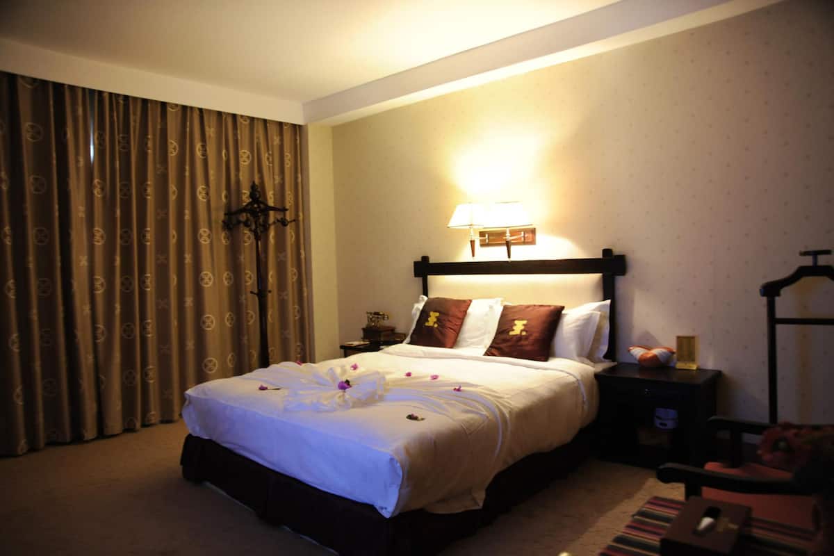 Executive Suite | Minibar, in-room safe, desk, iron/ironing board