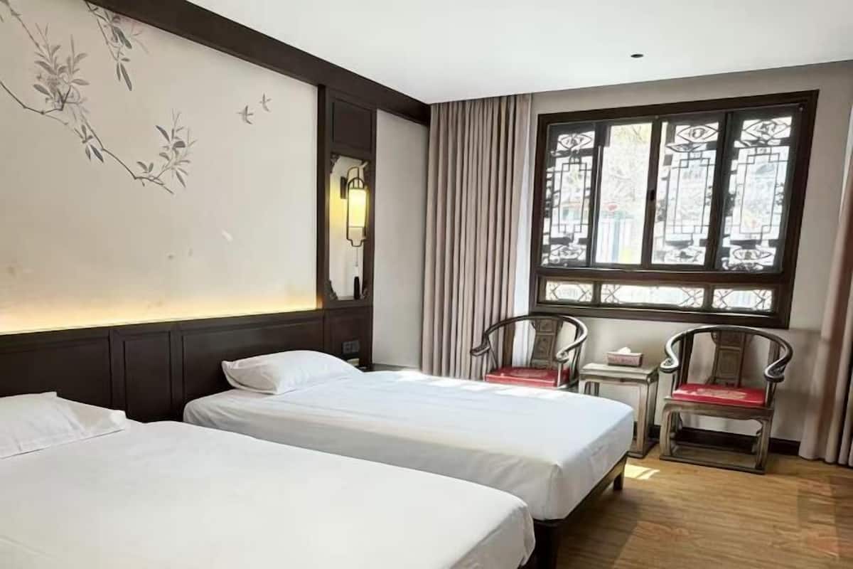 Minibar, in-room safe, desk, iron/ironing board