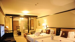 Premier Room | Minibar, in-room safe, desk, iron/ironing board - Lijiang Wangfu Hotel (Lijiang)