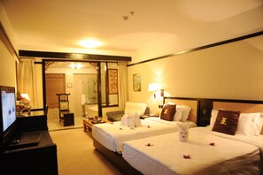 Premier Room | Minibar, in-room safe, desk, iron/ironing board - Lijiang Wangfu Hotel (Lijiang)