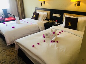 Deluxe Twin Room | Minibar, in-room safe, desk, iron/ironing board