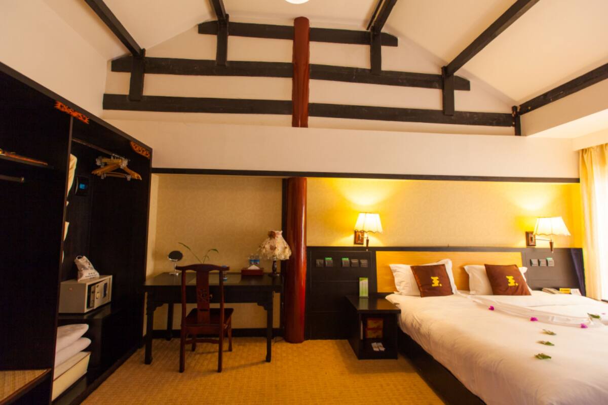 Premier Room | Minibar, in-room safe, desk, iron/ironing board