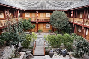 Courtyard - Lijiang Wangfu Hotel (Lijiang)