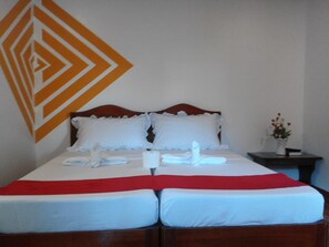 Standard Room with Balcony | Desk, iron/ironing board, rollaway beds, bed sheets - Vali-Joe Travel Lodge (El Nido)