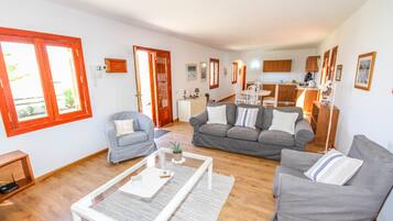 Smart TV, DVD player, livros, aparelho de som