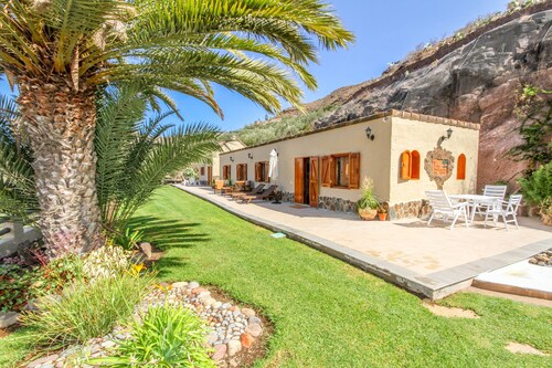 Villa with pool, gardens and fruit trees 