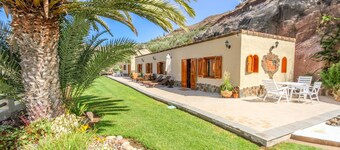 Villa med basseng, hager og frukttrær 