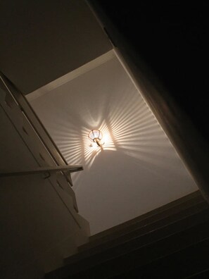 Un techo con una lámpara que proyecta un diseño circular de luz.