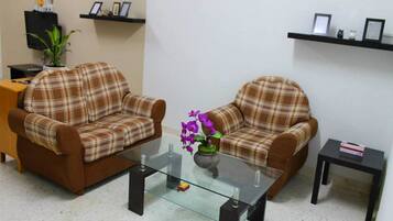 House, 4 Bedrooms | Living room | 29-inch LCD TV with cable channels, TV